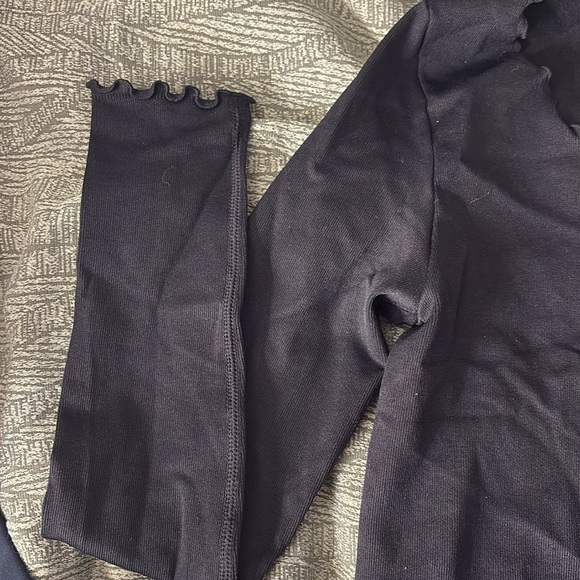 Black Long Sleeve Scalloped Top - Picture 4 of 5